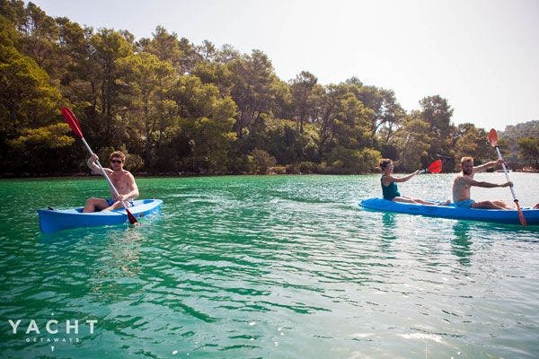 Activities while sailing in Greece - Kayak fun