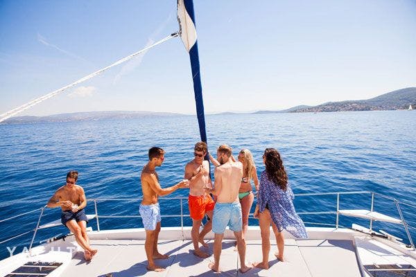 Sail the Greek islands and see new things - Experience the sunny climate